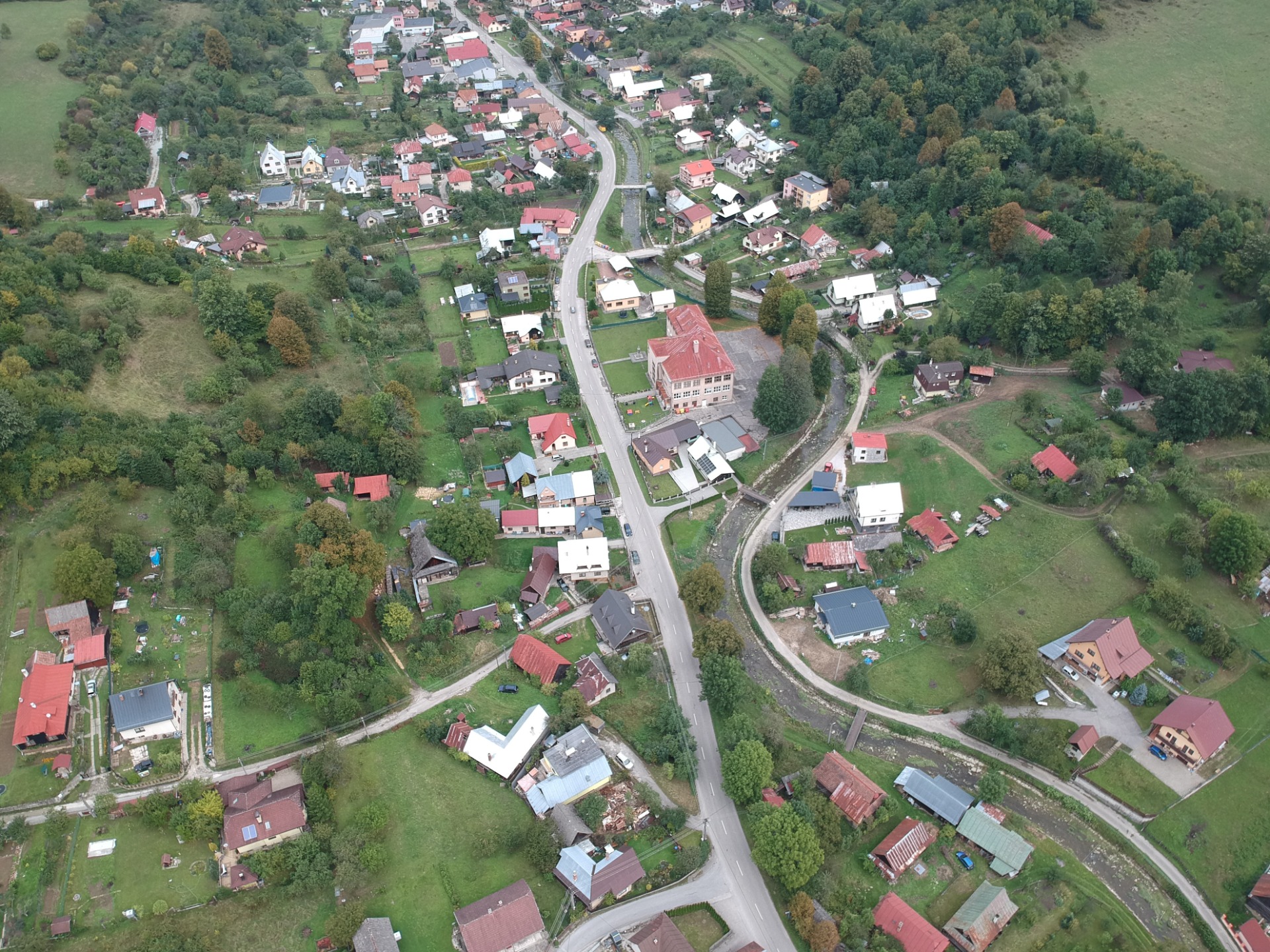 Škola - cirkevná budova, ktorú cirkvi odovzdal hlavný donátor, rodák, katolícky politik, prezident Vrchného súdu v Bratislave v rokoch 1931-1939 JUDr. Martin Mičura so slovami: "Starajte sa o Cirkev, rod i národ!"
