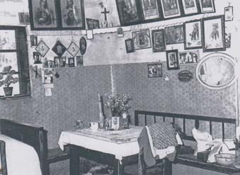 NEBO OKOLO, DNES NA STENÁCH MAŠKARY, ALEBO NIČ, PODOBNE AKO V HLAVÁCH DNEŠNÝCH ĽUDÍ