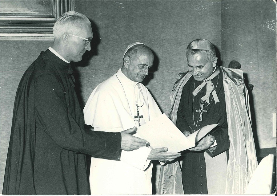 Mons. Anton Botek, prvý z ľava: 08.02.1911 - 09.02.1992