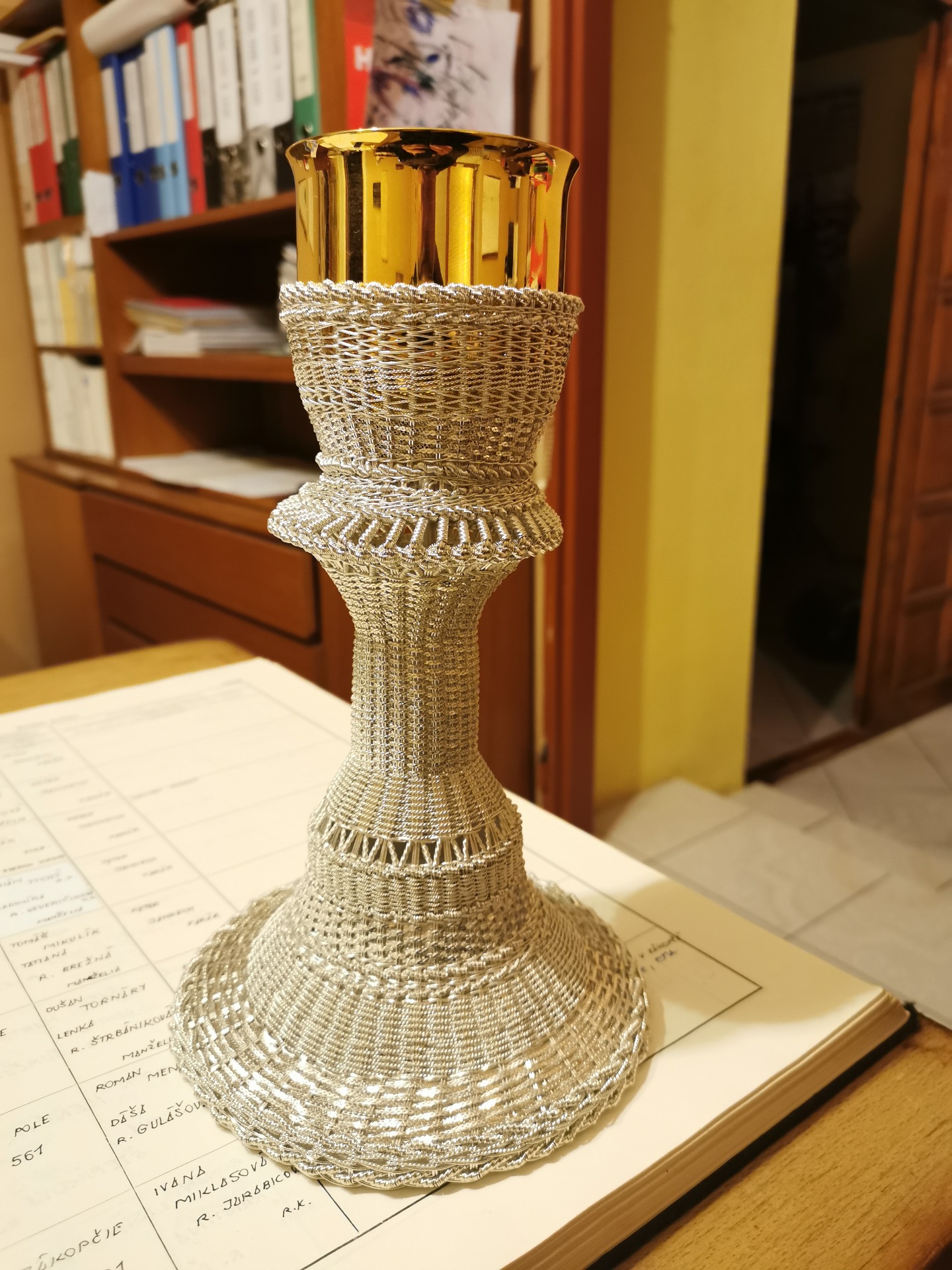 Kalich zhotovený pre farnosť drotárskym majstrom Jurajom Šeríkom 2025