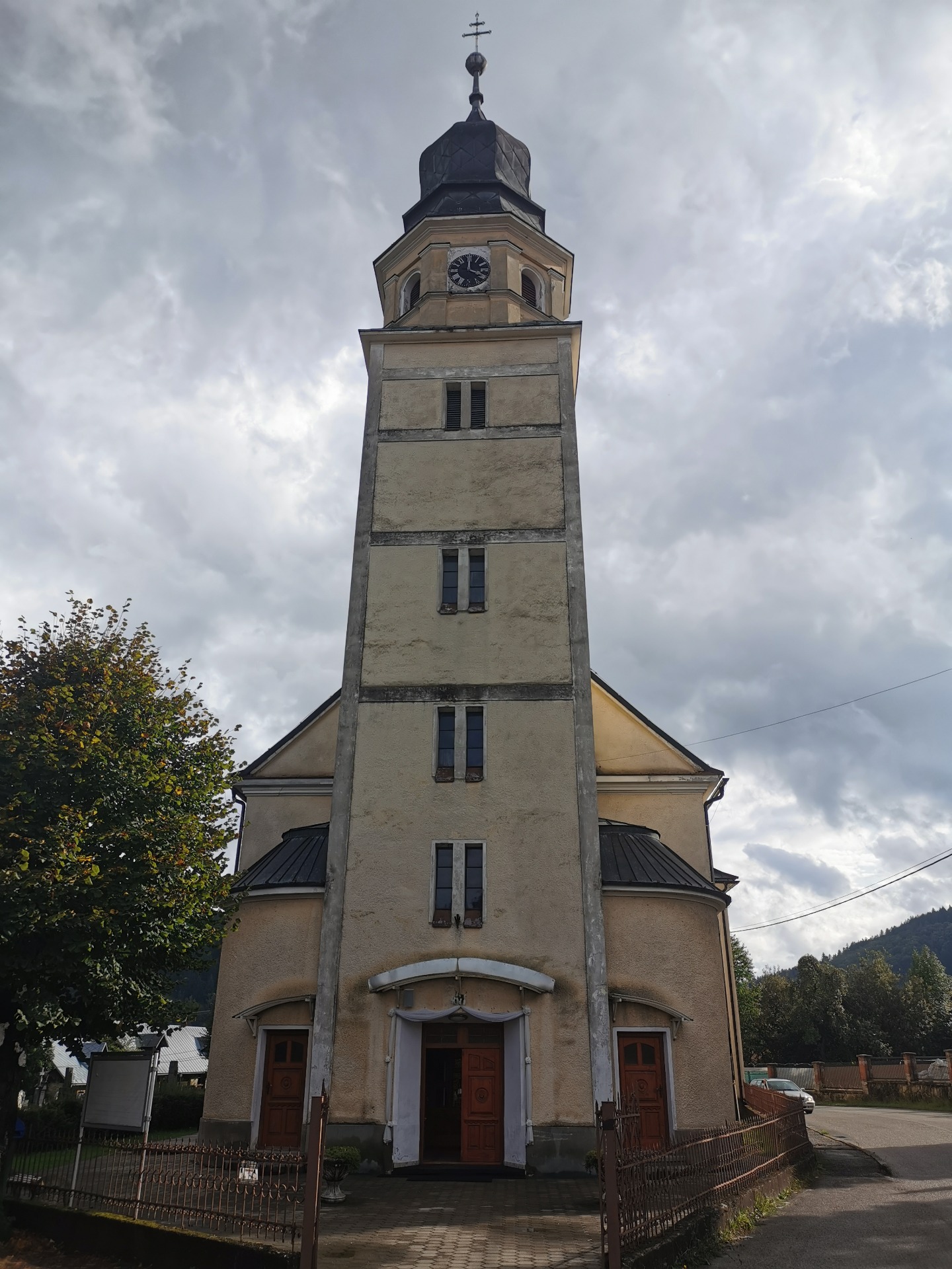 Farský kostol od veže 2025