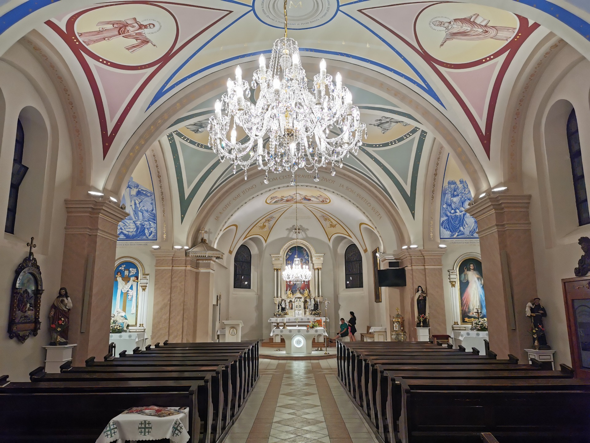 Interiér farského kostola 2025
