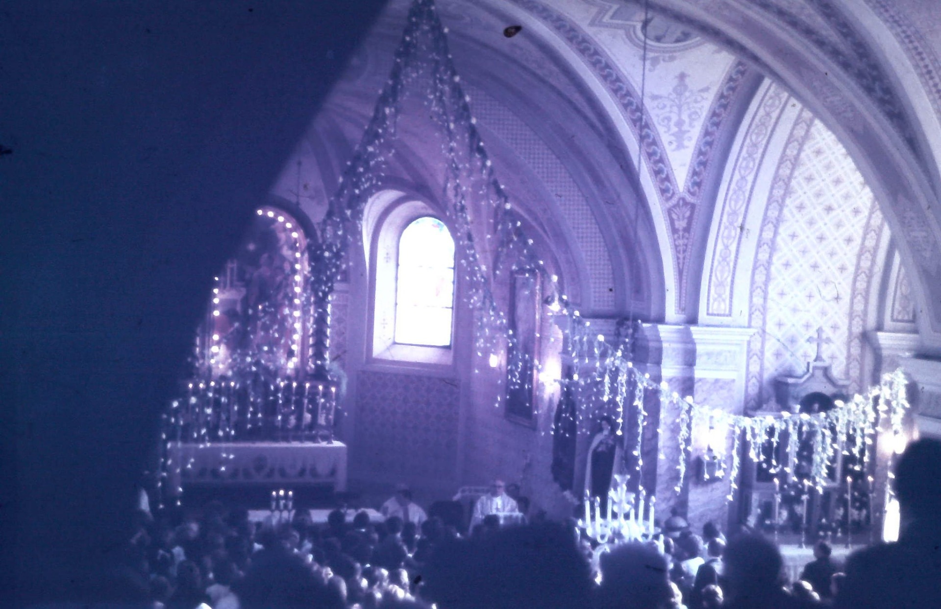 Pôvodná časť interiéru kostola pravdepodobne počas birmovky 1.7.1984, birmoval nitriansky biskup ThDr. Ján Pásztor