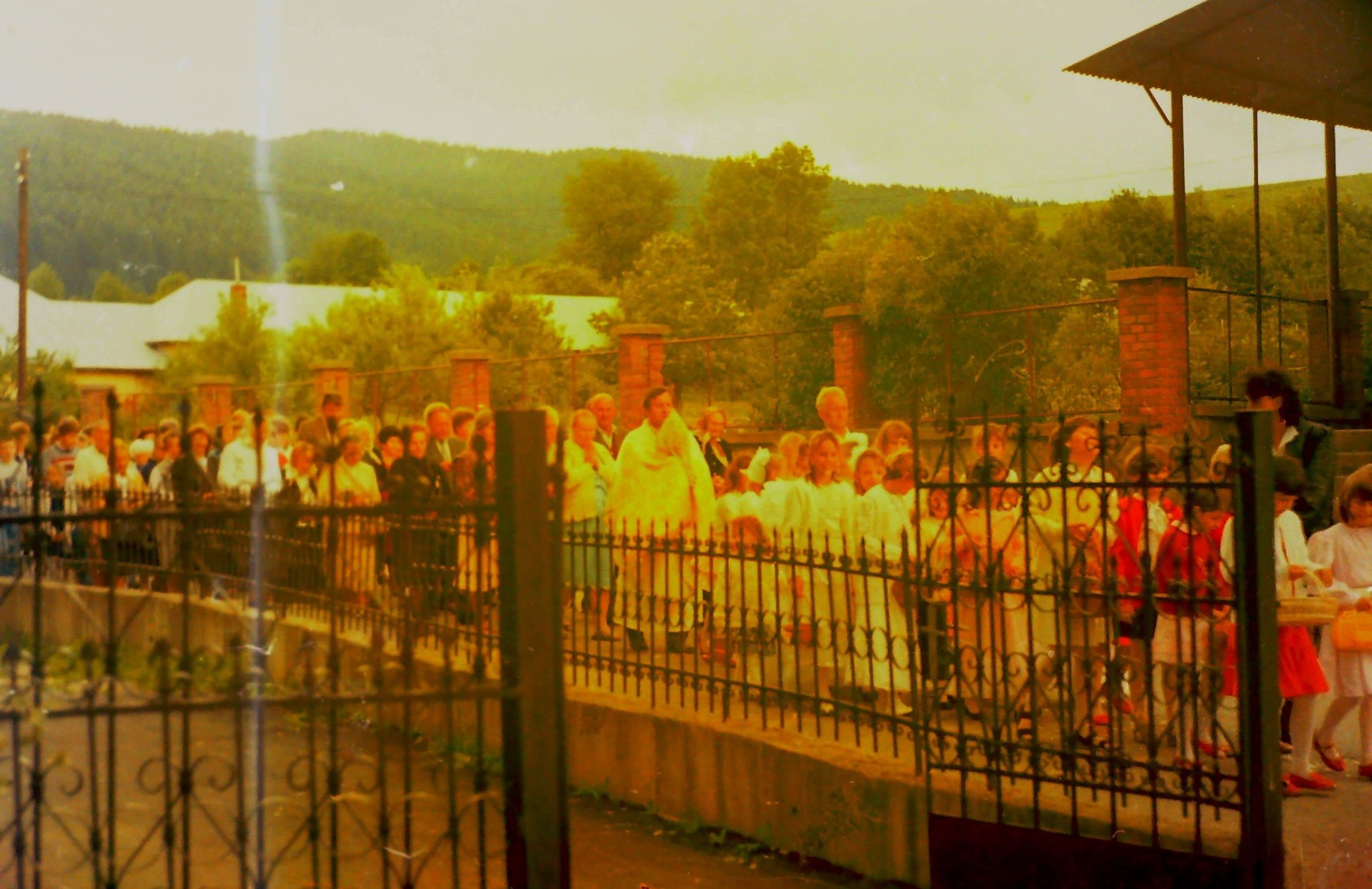 Eucharistická procesia medzi kostolom a farou, 90te roky