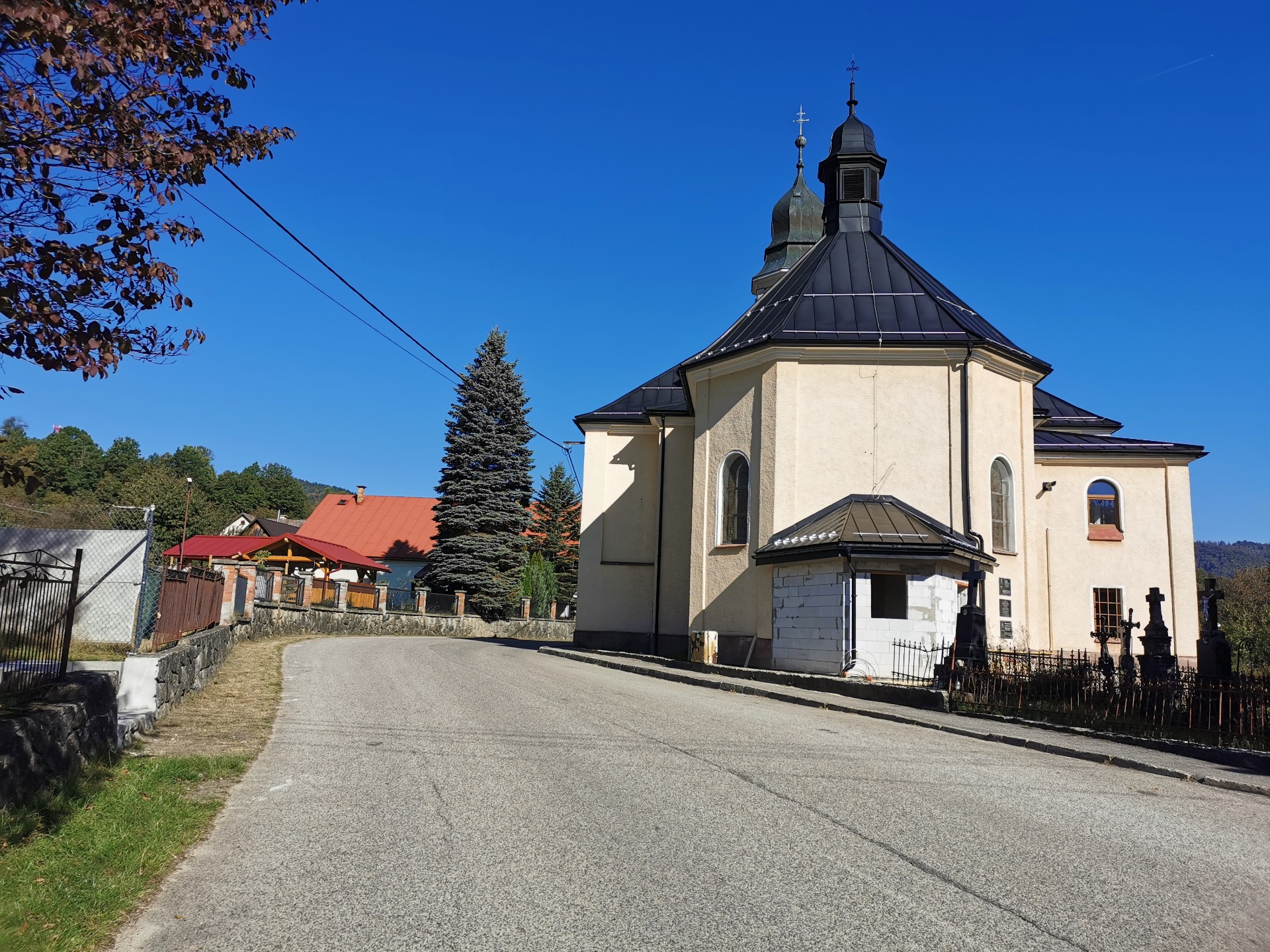 Dominantné miesto farnosti i obce narúšané najmä zanedbanými pomníkmi a hrobami blízkeho cintorína