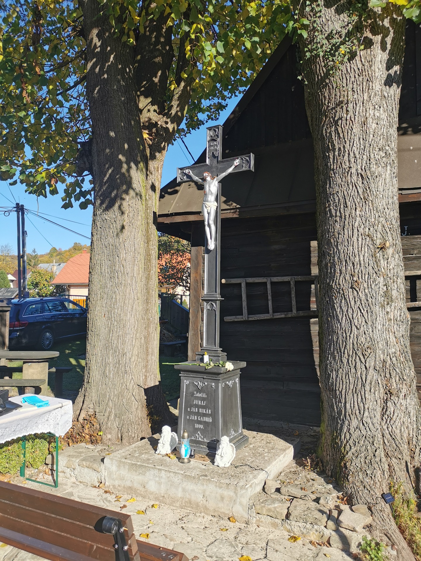 Kríž pri Drotárskom múzeu postavený 1890, naposledy obnovený 2025