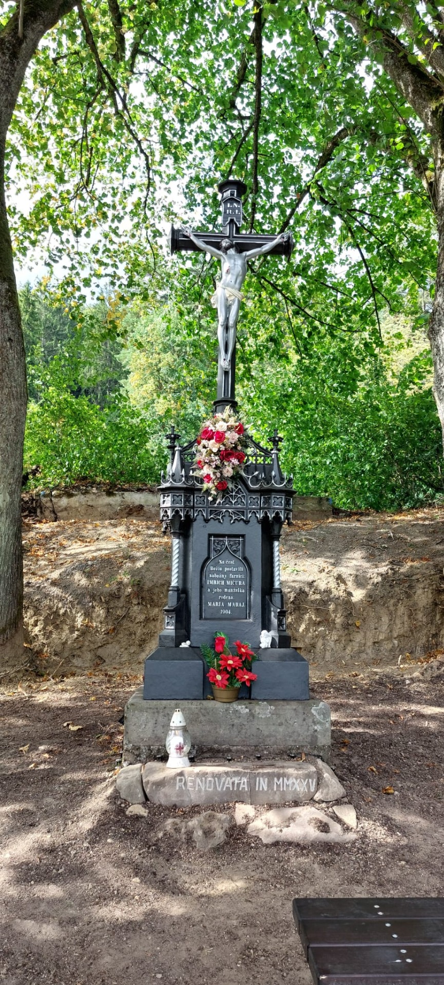 Kríž na drotárskej ceste do Rovného postavený 1904, naposledy obnovený 2025