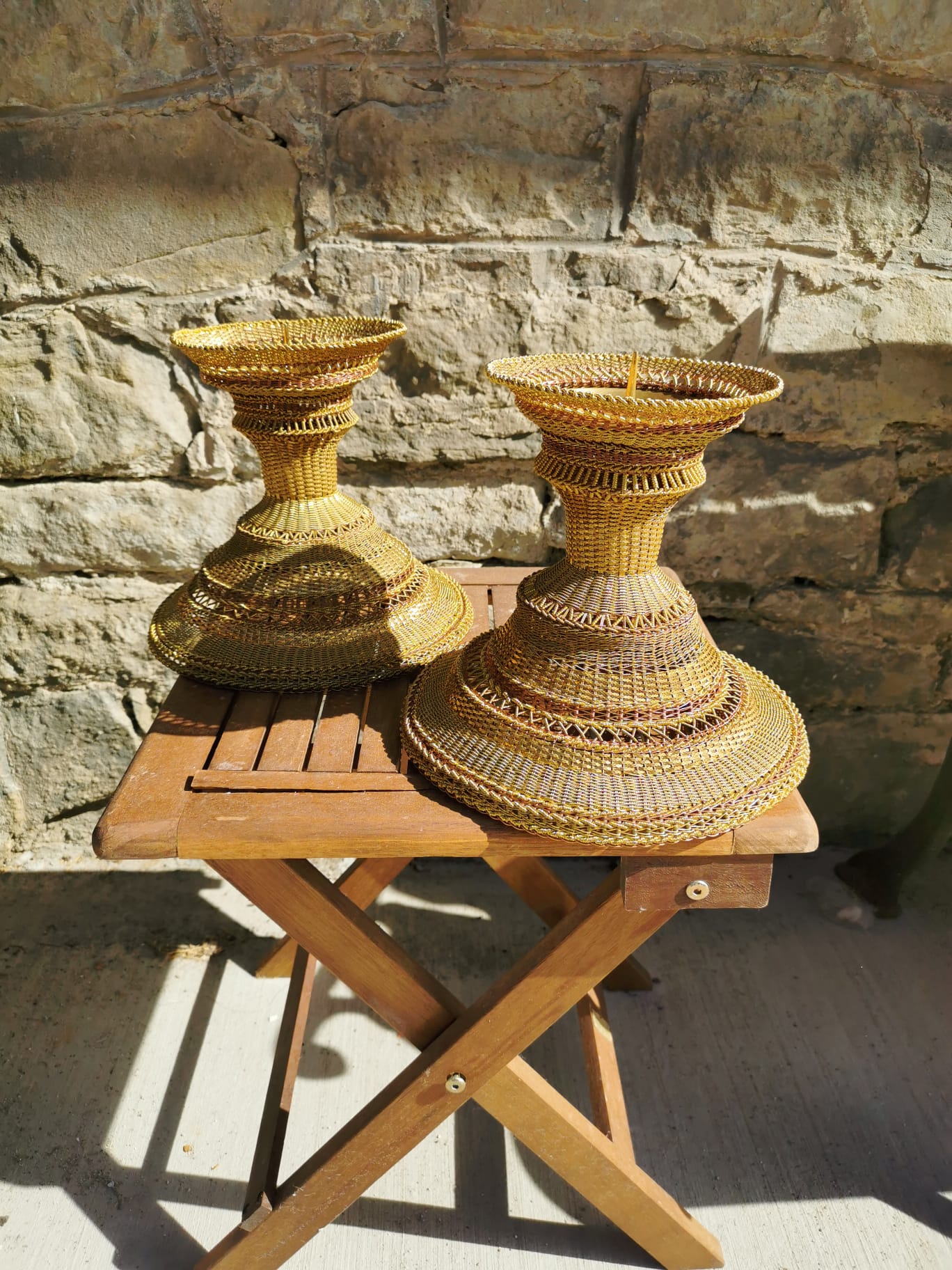 Svietniky, ktoré pre farský kostol zhotovil majster drotárskeho umenia Juraj Šerík 2024