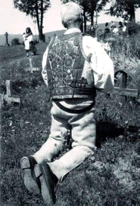 Je dnes človek dneška schopný lásky až za hrob? Asi nie, lebo kto stratí Boha stratí aj schopnosť takej lásky. Dnes sa neschopnosť takej lásky kamofluje honosnými pomníkmi.