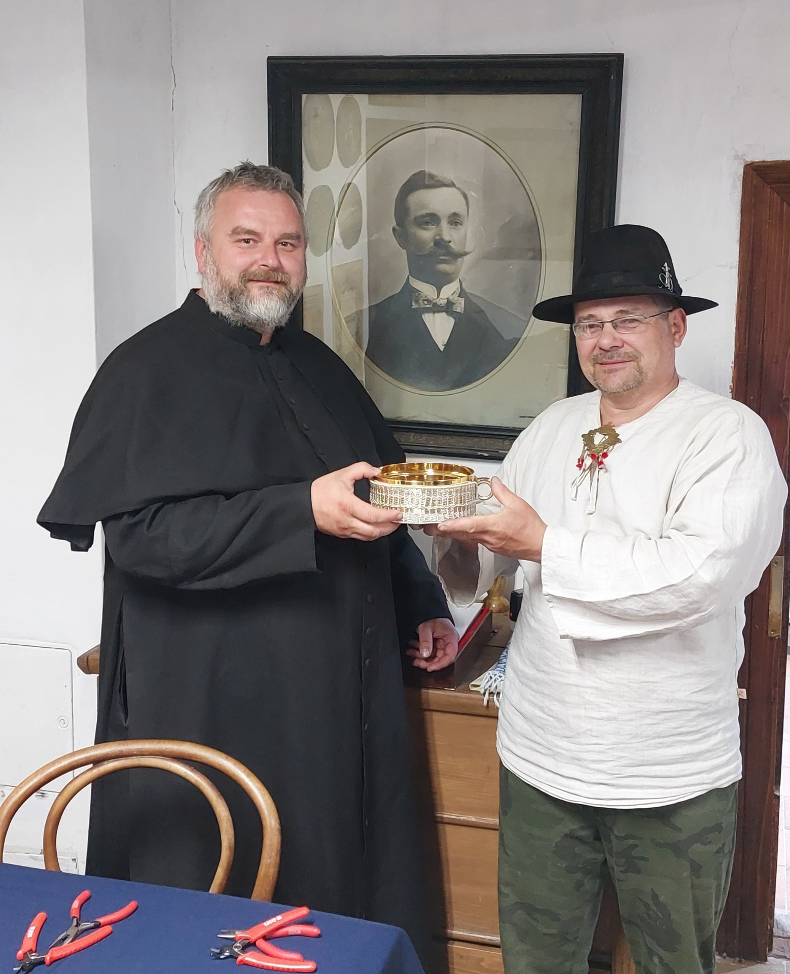 Potomok majstrov drotárov a sám majster Juraj Šerík, so svojím prvým dielom obetnej misky 2023 pre farský kostol v Dlhom Poli