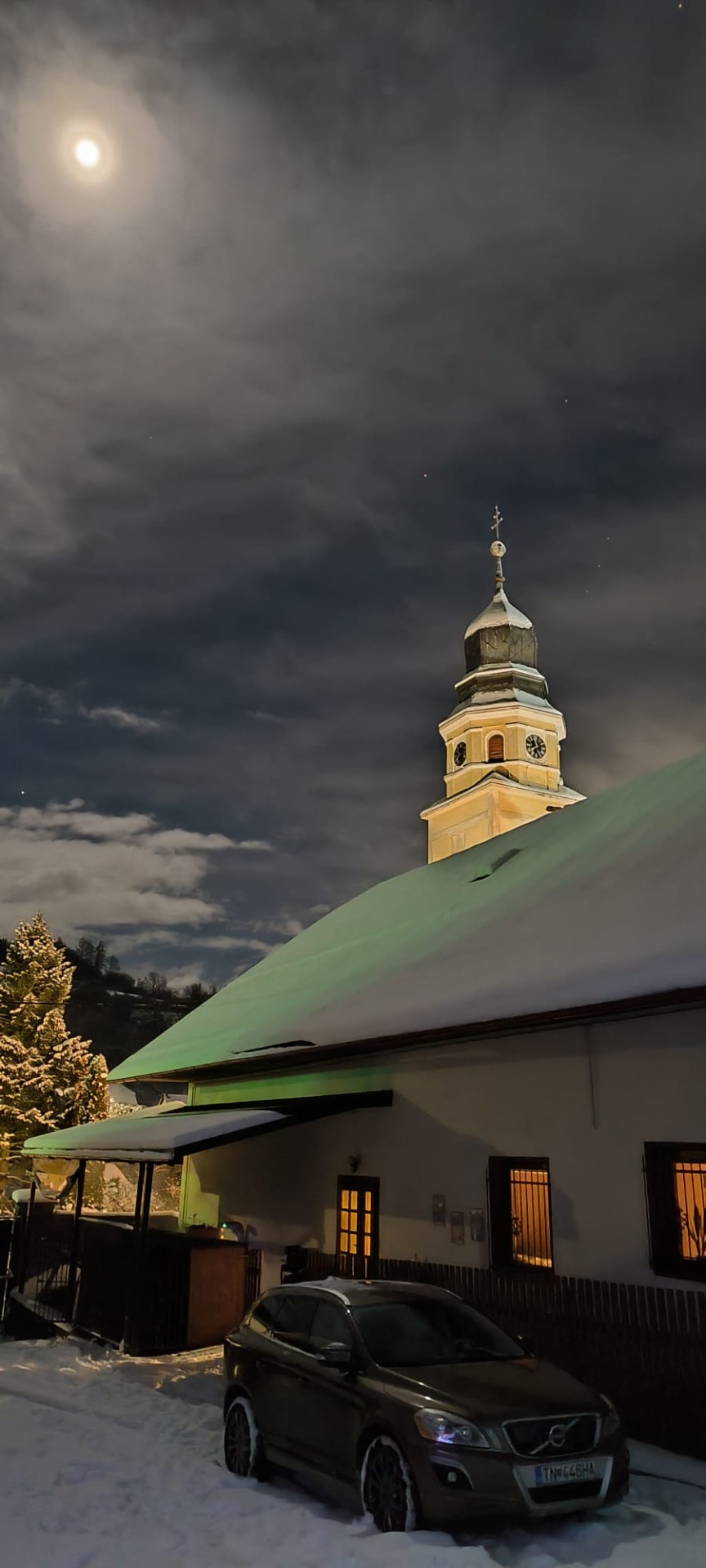 Veža vykúkajúca spoza fary január 2026