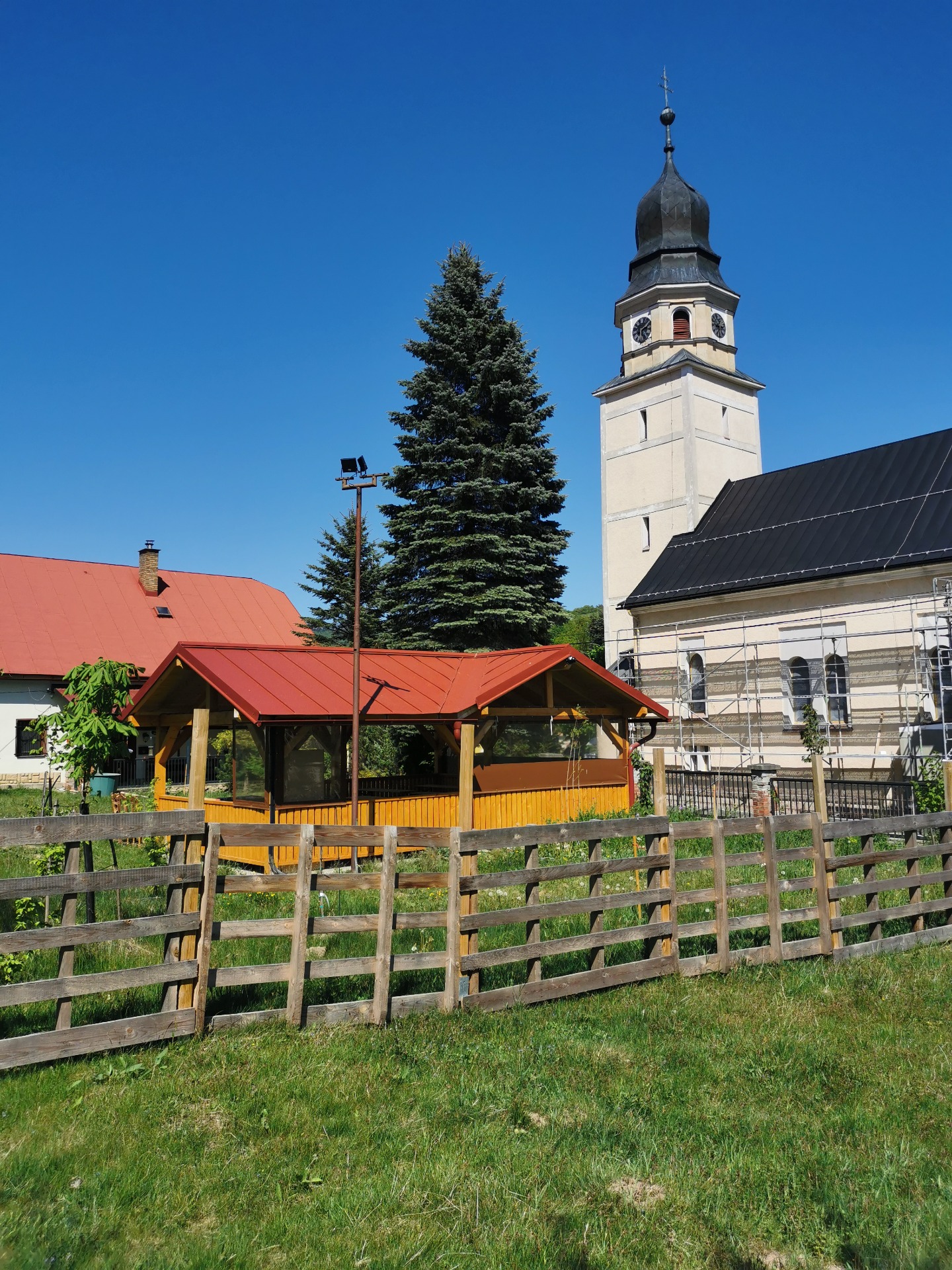 Pohľad z farskej záhrady 10.05.2026