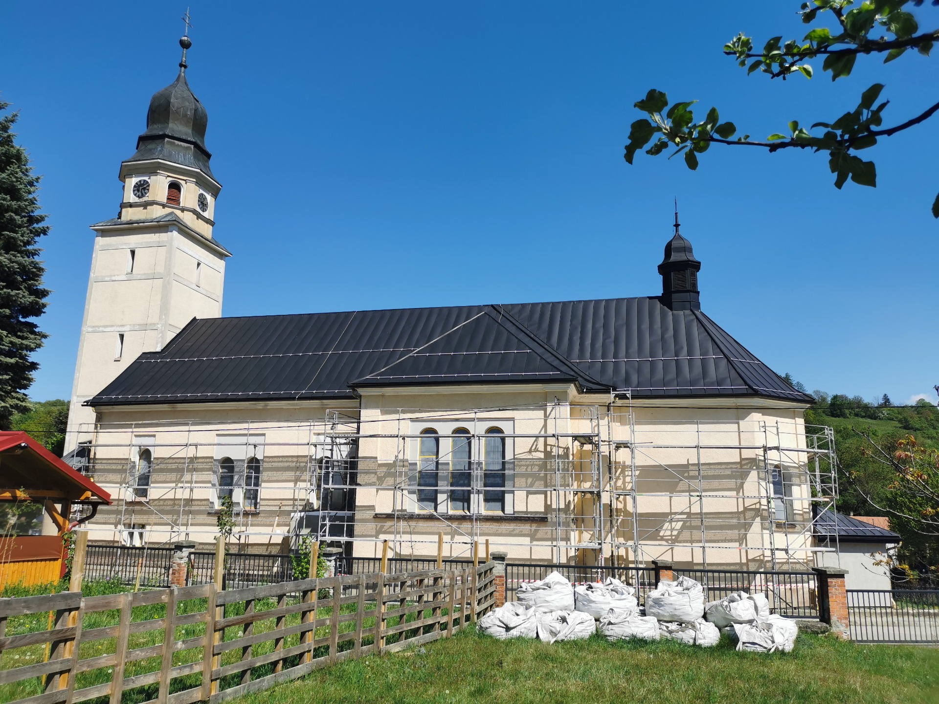 Prebiehajúca rekonštrukcia fasády kostola 10.05.2026