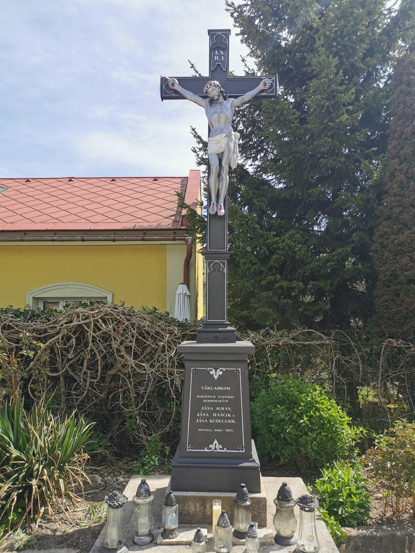 Kríž pred farským kostolom postavený v roku 1861, obnovený 2026 zásluhou Vladka B., Jurka Š. a Milanka M.
