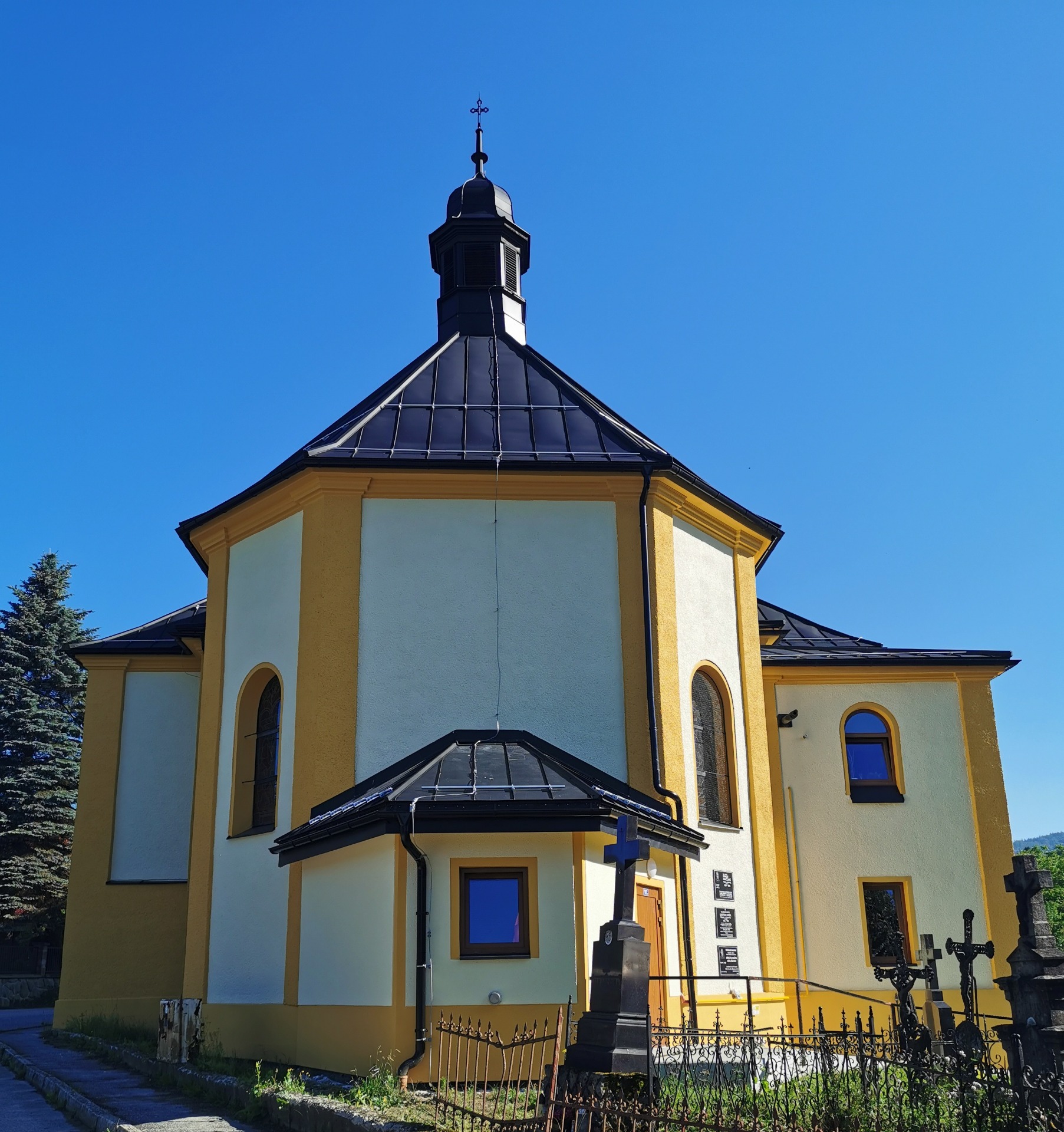 Fasáda farského kostola 25.06.2026